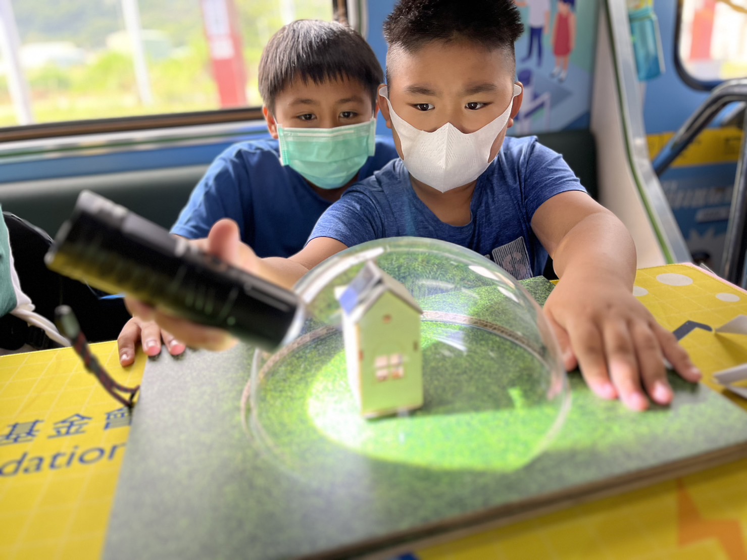 G22恒峰參與基礎科學主題車廂，以STEAM教學精神，設計「逐日科學家」、「太陽能工程師」以及「淨零建築師」三大能源科普課程和實驗